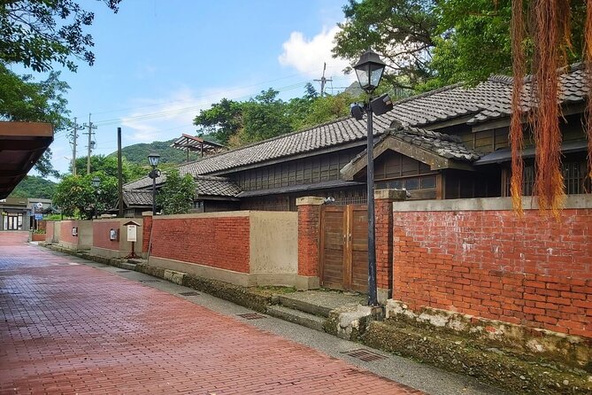 Taipei's Old Gold Rush Town: Jiufen Guided Night Tour - Why Jiufen after dark feels different than daytime lanes