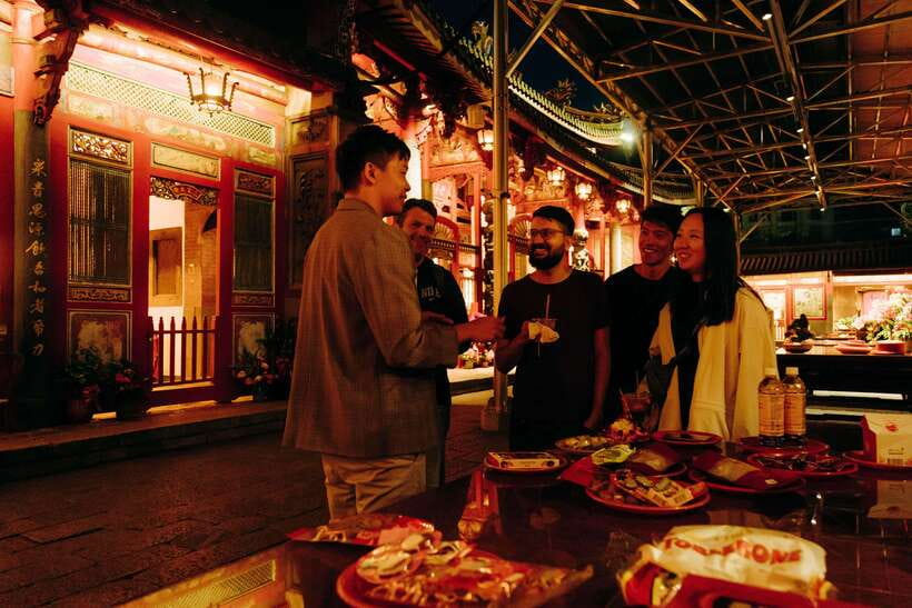 Taipei's Origin & Longshan Temple - Taiwan Cultural Tour - Fortune reading: what to expect in the temple setting