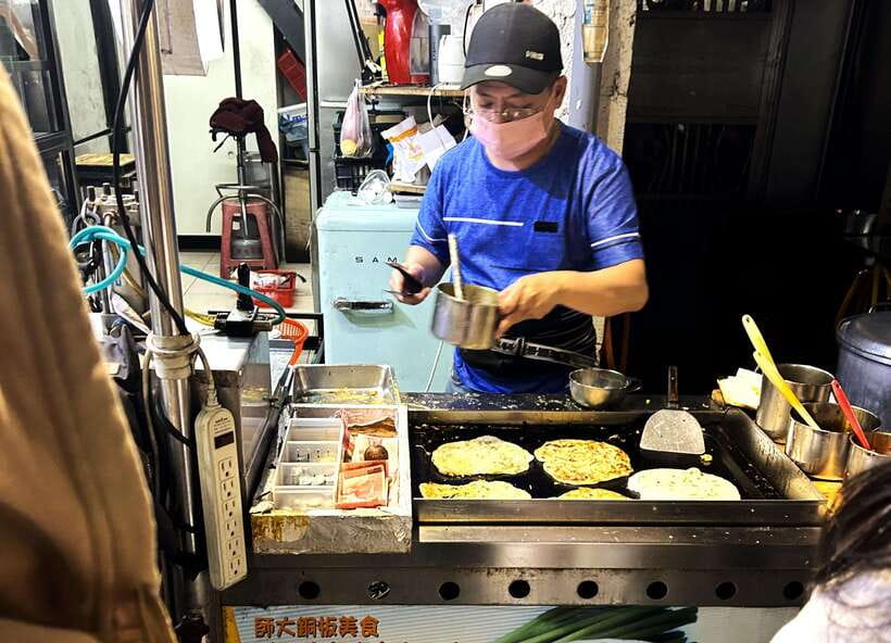 Taipei: Street Food & Hidden Eats Night Market Food Tour - Secret ingredient is the guide: timing, explanation, and ordering confidence
