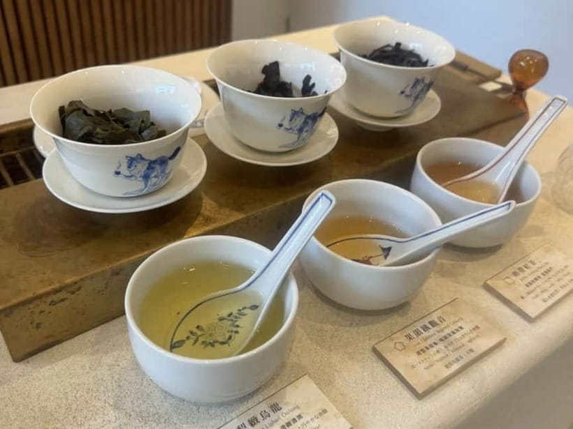 Taipei: Taiwan Traditional Breakfast & Market & Tea Tasting - The tea house tasting in Dadaocheng: oolong and cold brew red tea