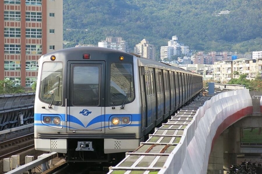 Taipei: Unlimited FunPass - Transports & Attractions Pass - Transportation strategy: mixing MRT, buses, shuttles, and the Taiwan Railways option