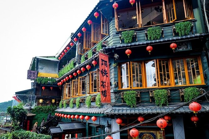 Taiwan TST: Private Tour Taipei Yehliu, Chaojing, Shifen, Jiufen - Stop 5: Shifen Old Street and the railway line through town