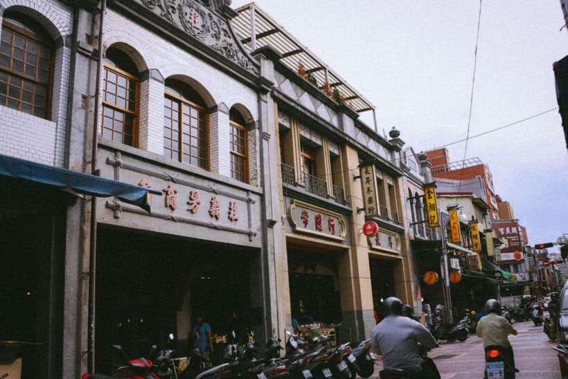 Vintage Taipei - Best of Taiwan and Sunset Walking Tour - Dockside food market and sunset honey lager finish